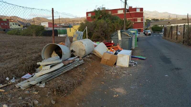 Materiales con amianto en un punto de recogida de residuos en Telde (Foto TA)